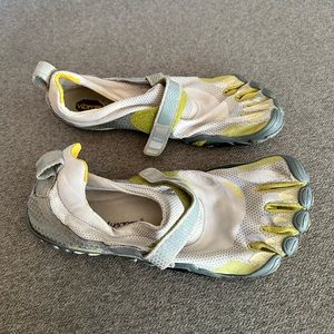 Vibram Mens Shoes (size 10)